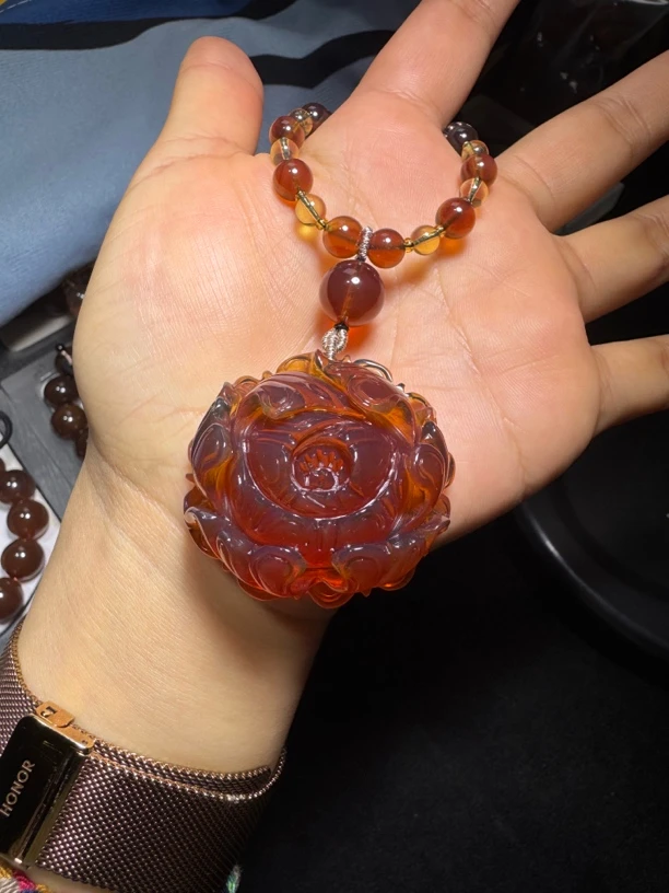棕珀红蜜花开富贵吊坠