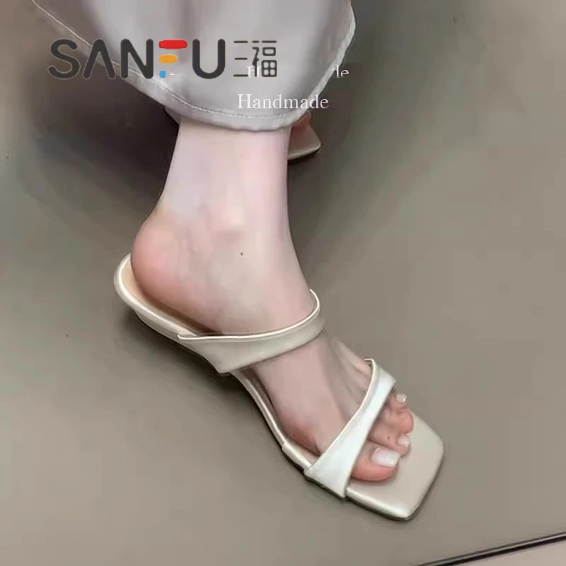 爆款软底法式气质绸缎方头露趾凉鞋2025年新款一字带坡跟凉拖鞋女