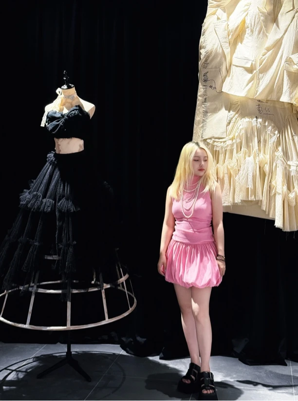 露背无袖修身纯色时尚褶皱连衣裙