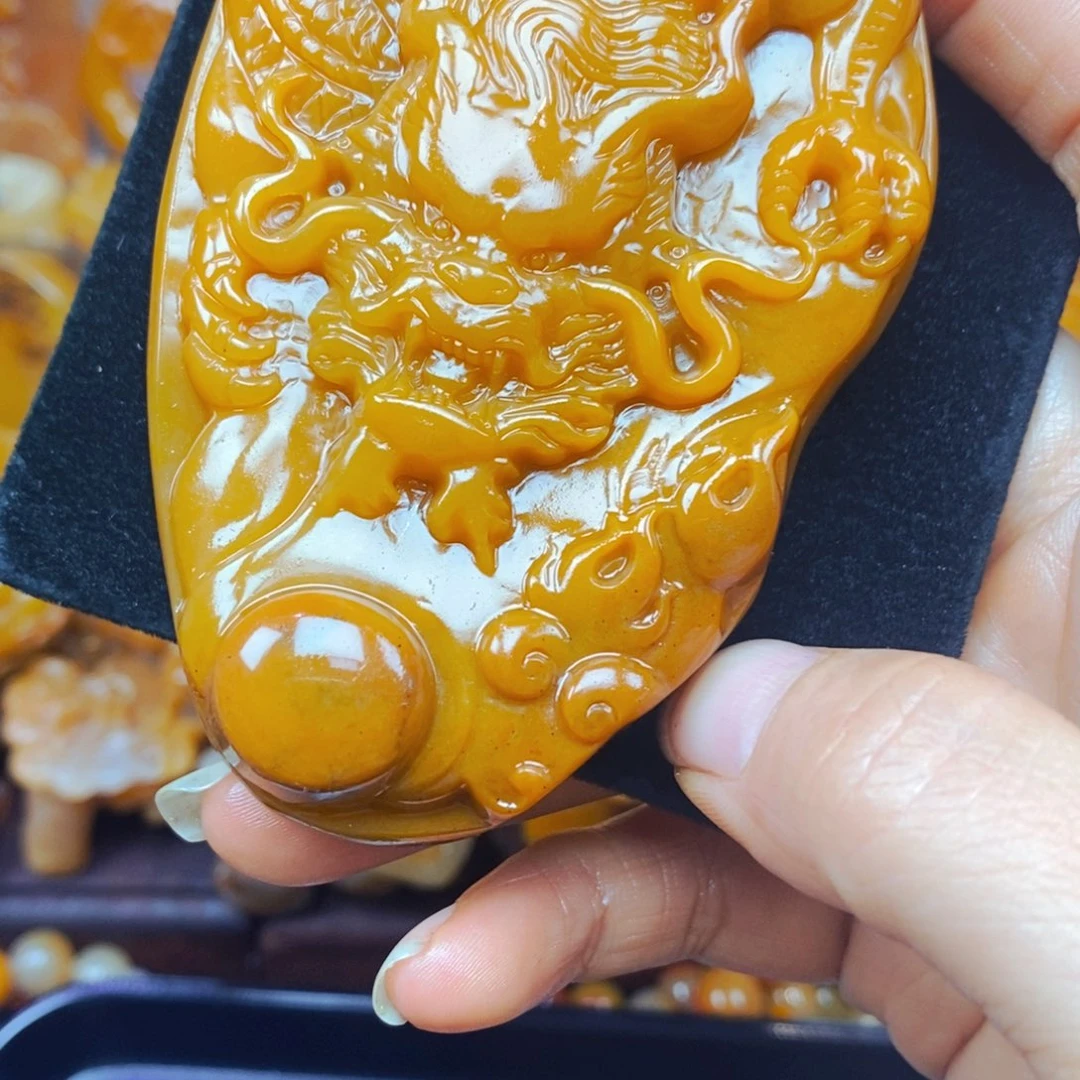 未镶嵌石英质玉（黄龙玉）颈饰