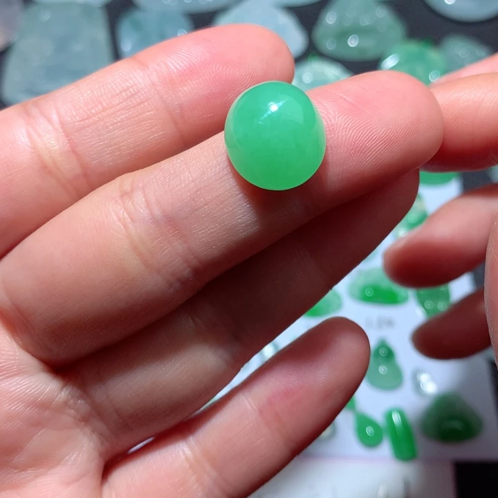 翡翠颈饰未镶嵌天然翡翠蛋面