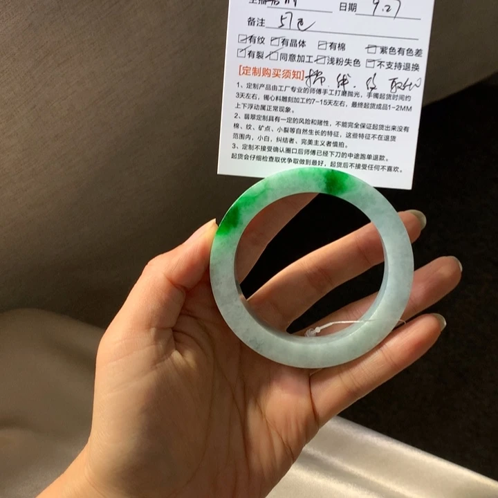 羊***咩定制翡翠未镶嵌翡翠手镯