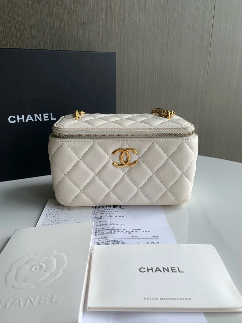 99新 Chanel/香奈儿 白金羊皮长盒子化妆盒带调节金扣