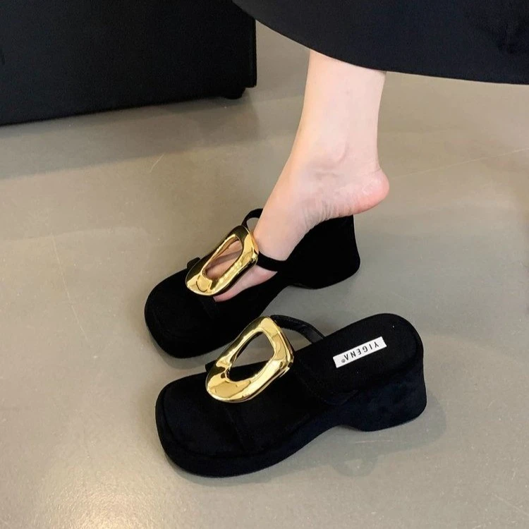 厚底坡跟拖鞋女夏外穿2025新款小个子增高一字拖配裙子金属扣凉鞋