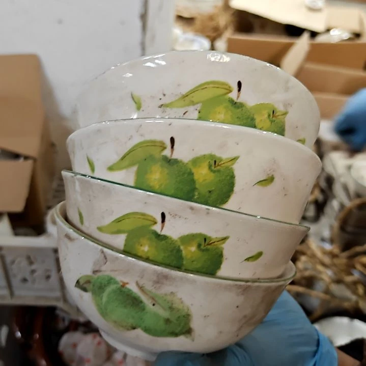 盘子碗茶壶啥都有