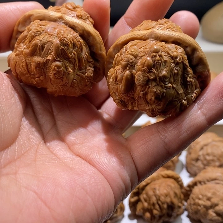 孙***闹把件文玩核桃纯手工雕刻文玩核桃