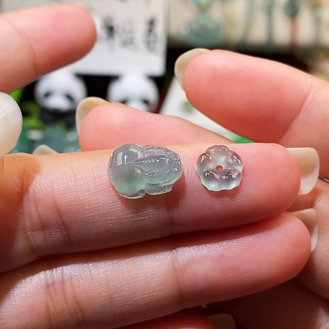 翡翠未镶嵌颈饰貔貅小花