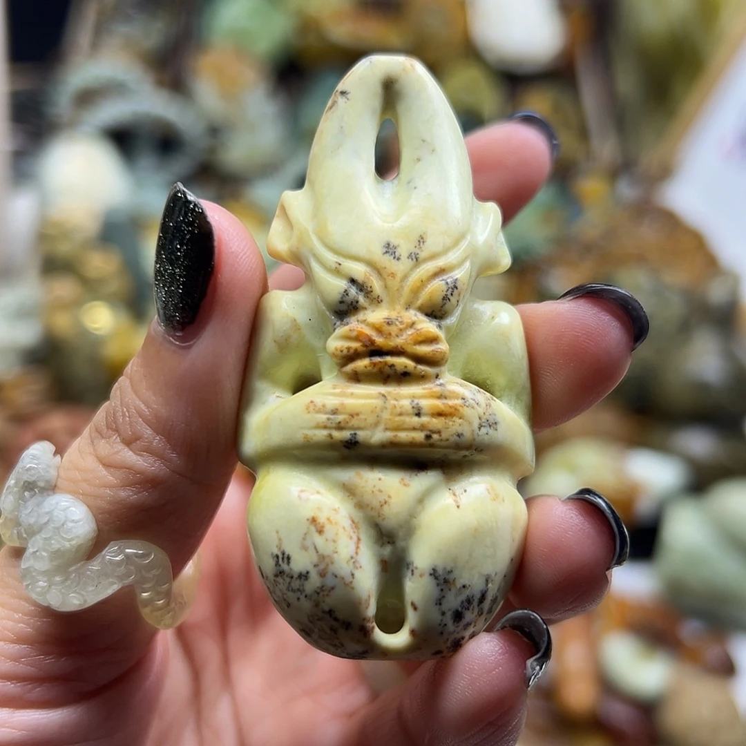 颈饰未镶嵌岫岩河磨玉（透闪石质玉）河磨玉椴树林太阳人