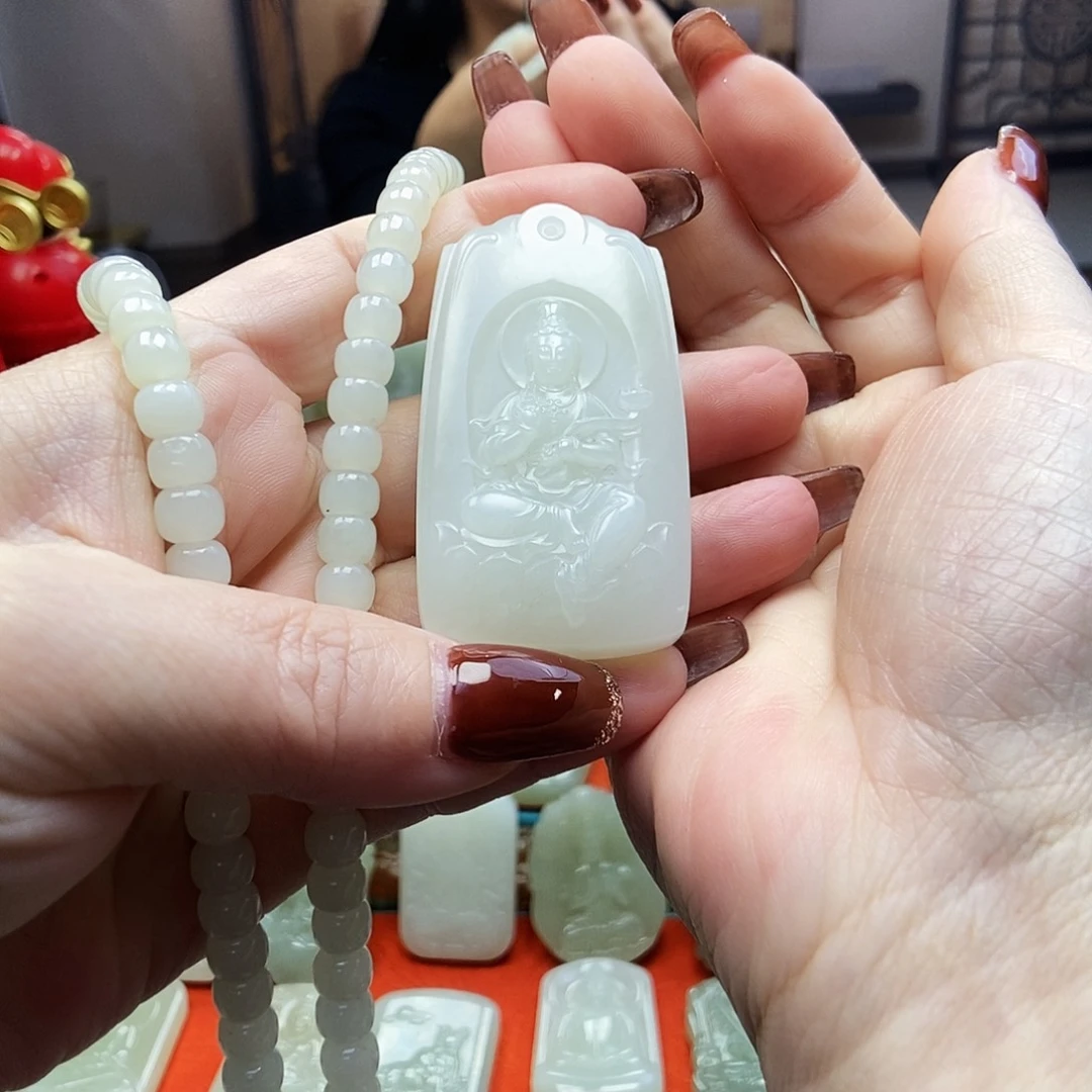 颈饰未镶嵌和田玉贝*