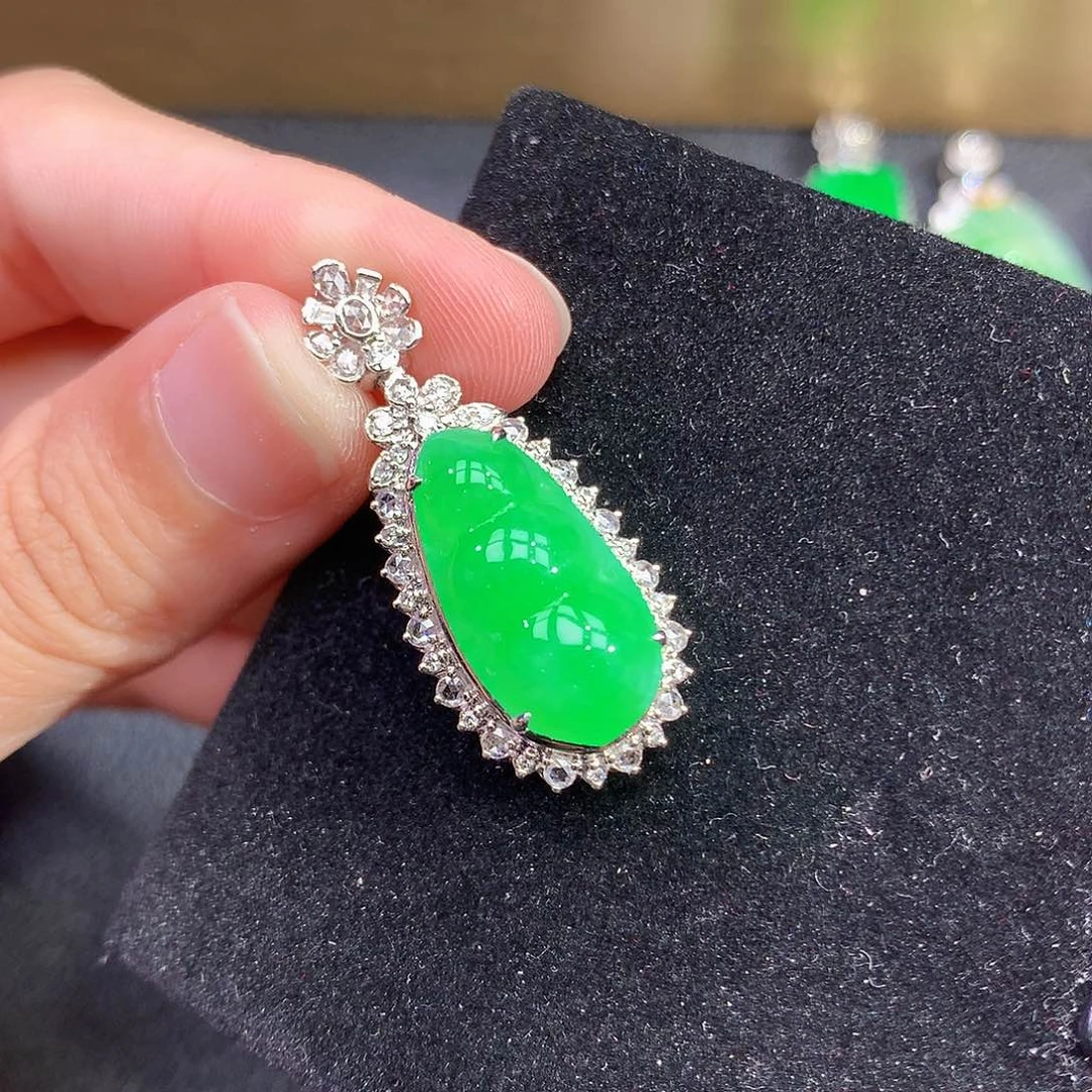 翡翠18K金镶嵌颈饰