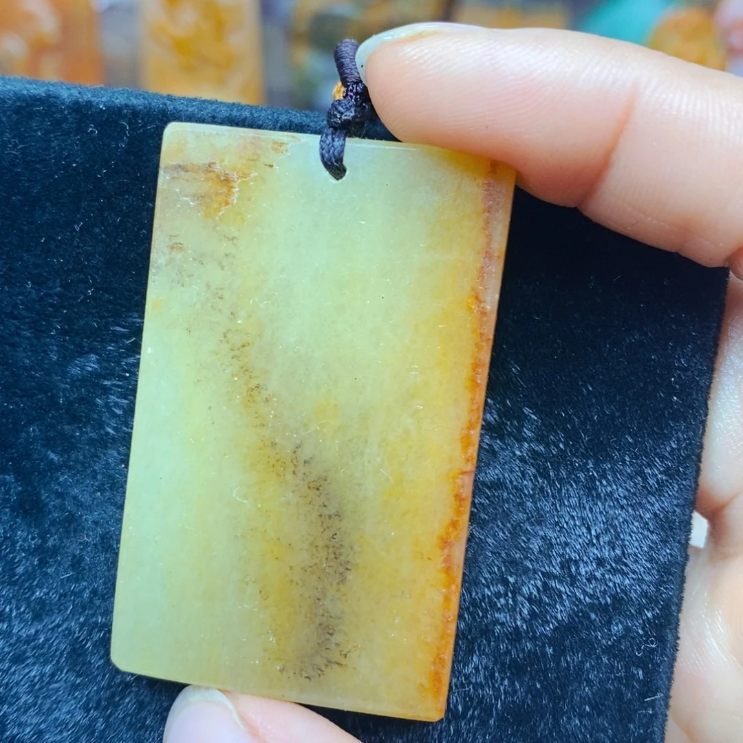 未镶嵌石英质玉（黄龙玉）颈饰