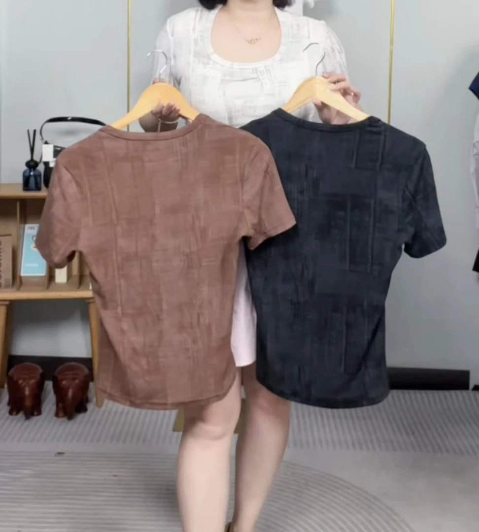 彤彤-直播福利牙膏两支，宠粉上衣