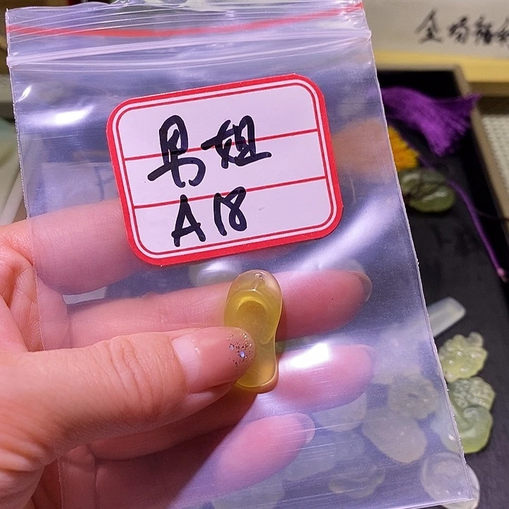 莞***咩蛇纹石玉合金颈饰