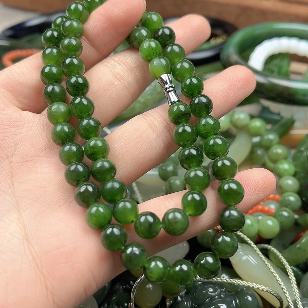 和田玉（碧玉）未镶嵌颈饰有瑕疵。