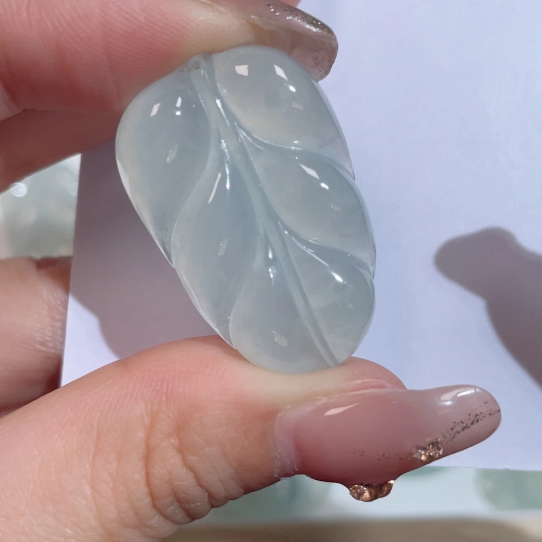 翡翠颈饰未镶嵌叶子