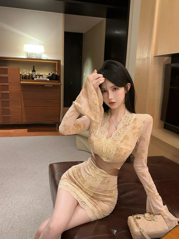 春季新款纯欲蕾丝喇叭袖V领绑带连衣裙女收腰显瘦性感辣妹包臀裙