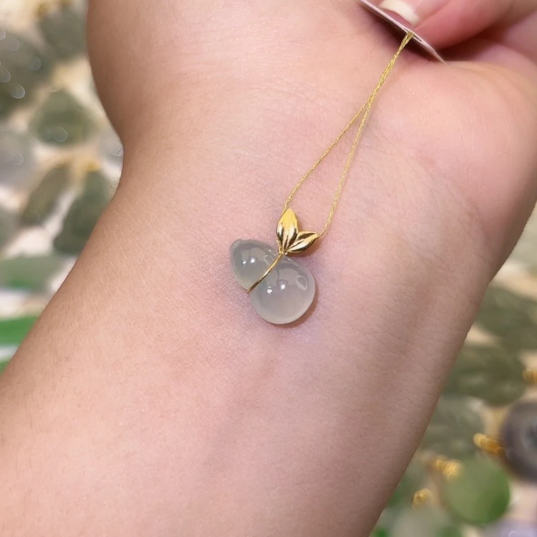 翡翠18K金镶嵌颈饰葫芦