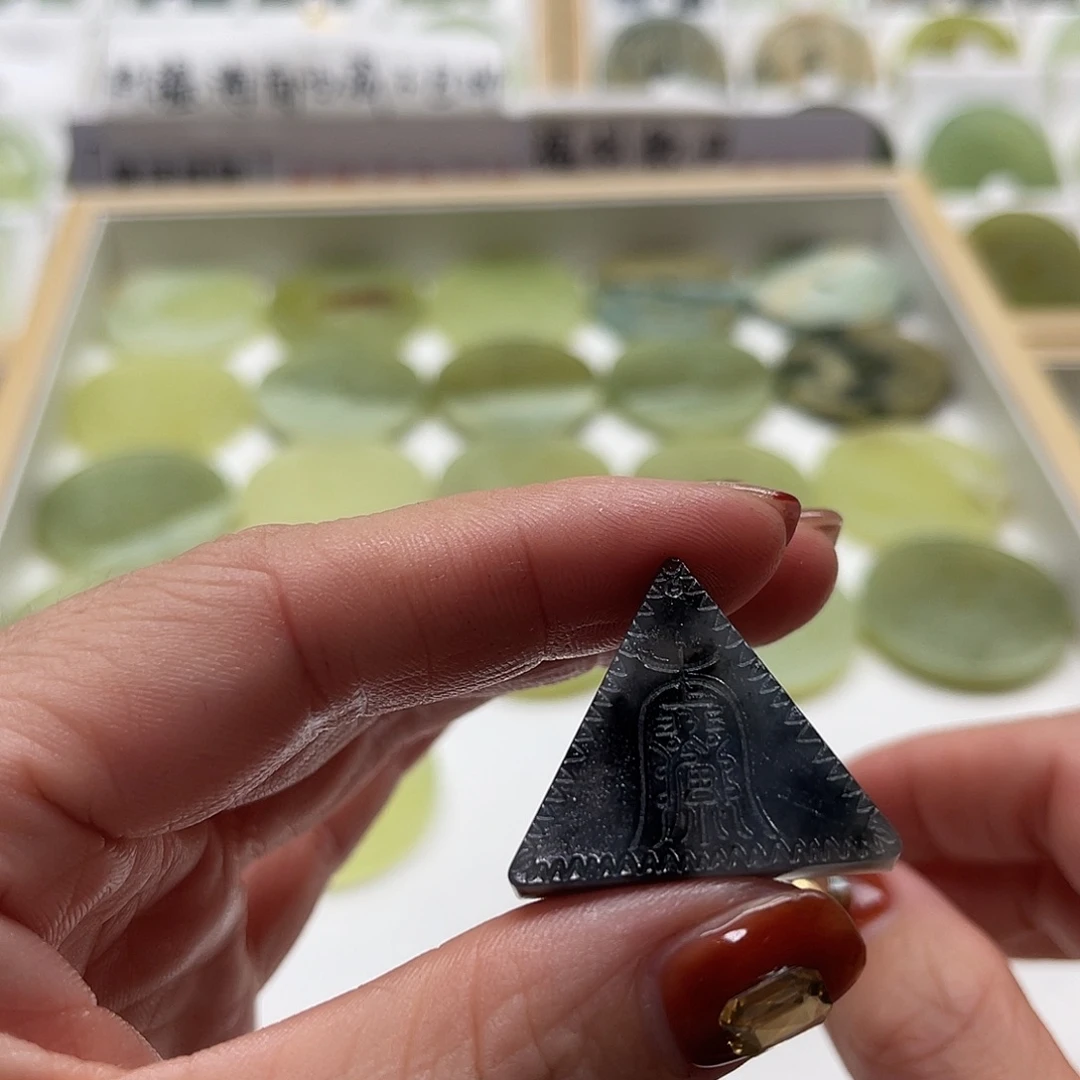 未镶嵌蛇纹石玉颈饰随机发
