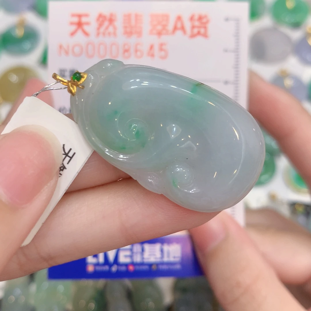 翡翠18K金镶嵌颈饰如意