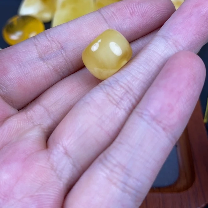 未镶嵌琥珀裸石微瑕51