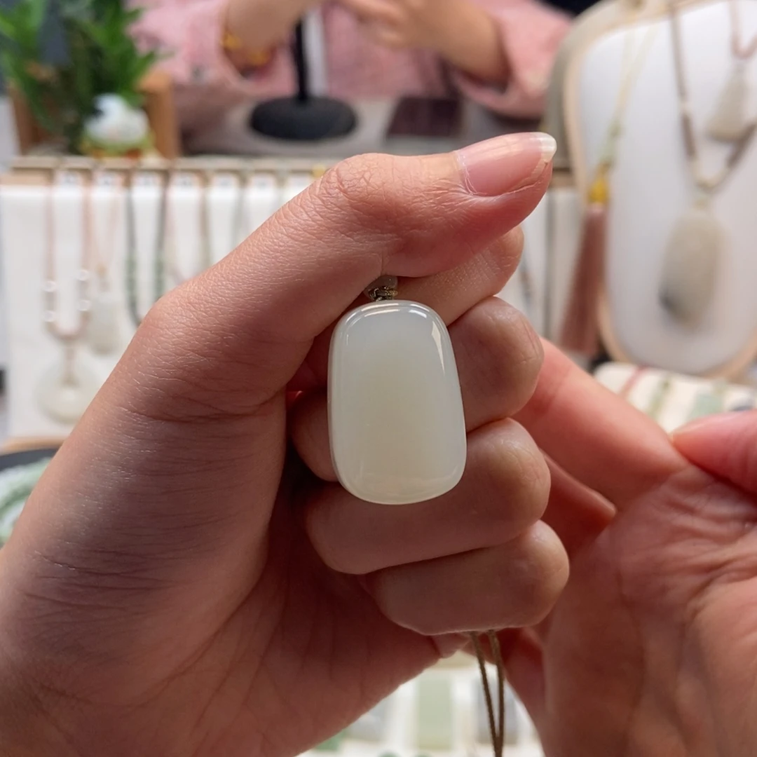 幸***嘟和田玉未镶嵌颈饰