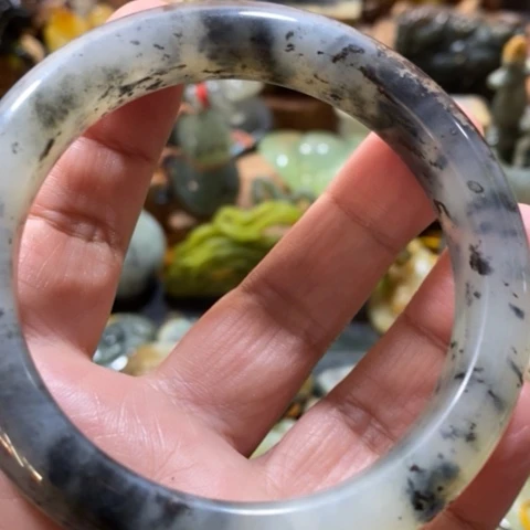 蛇纹石玉手把或挂件未镶嵌游*客