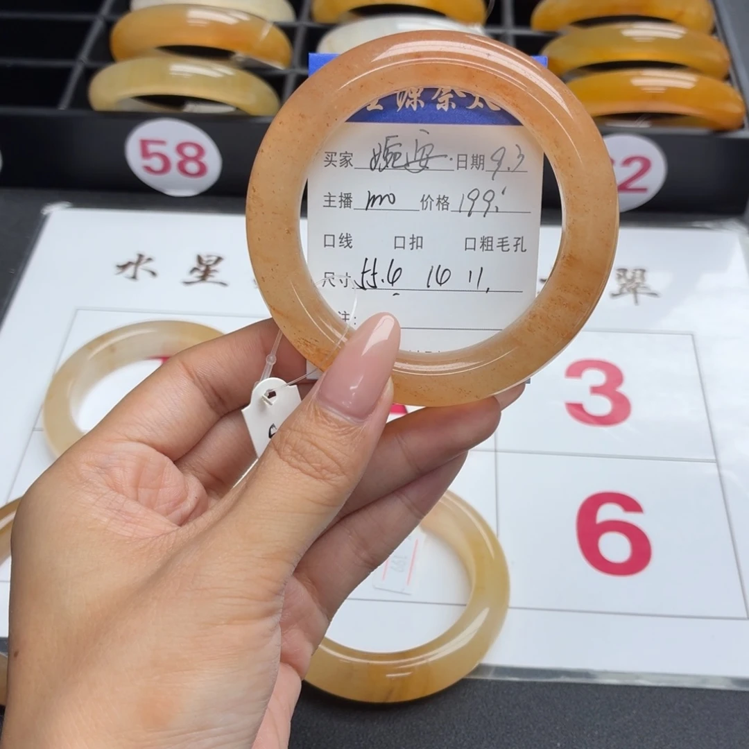 婉***。未镶嵌手镯石英质玉