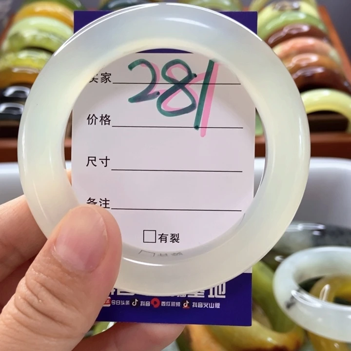 拿***子未镶嵌蛇纹石玉手镯