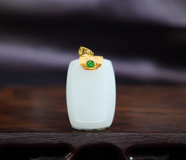 18k和田玉白玉无事牌吊坠  A021802