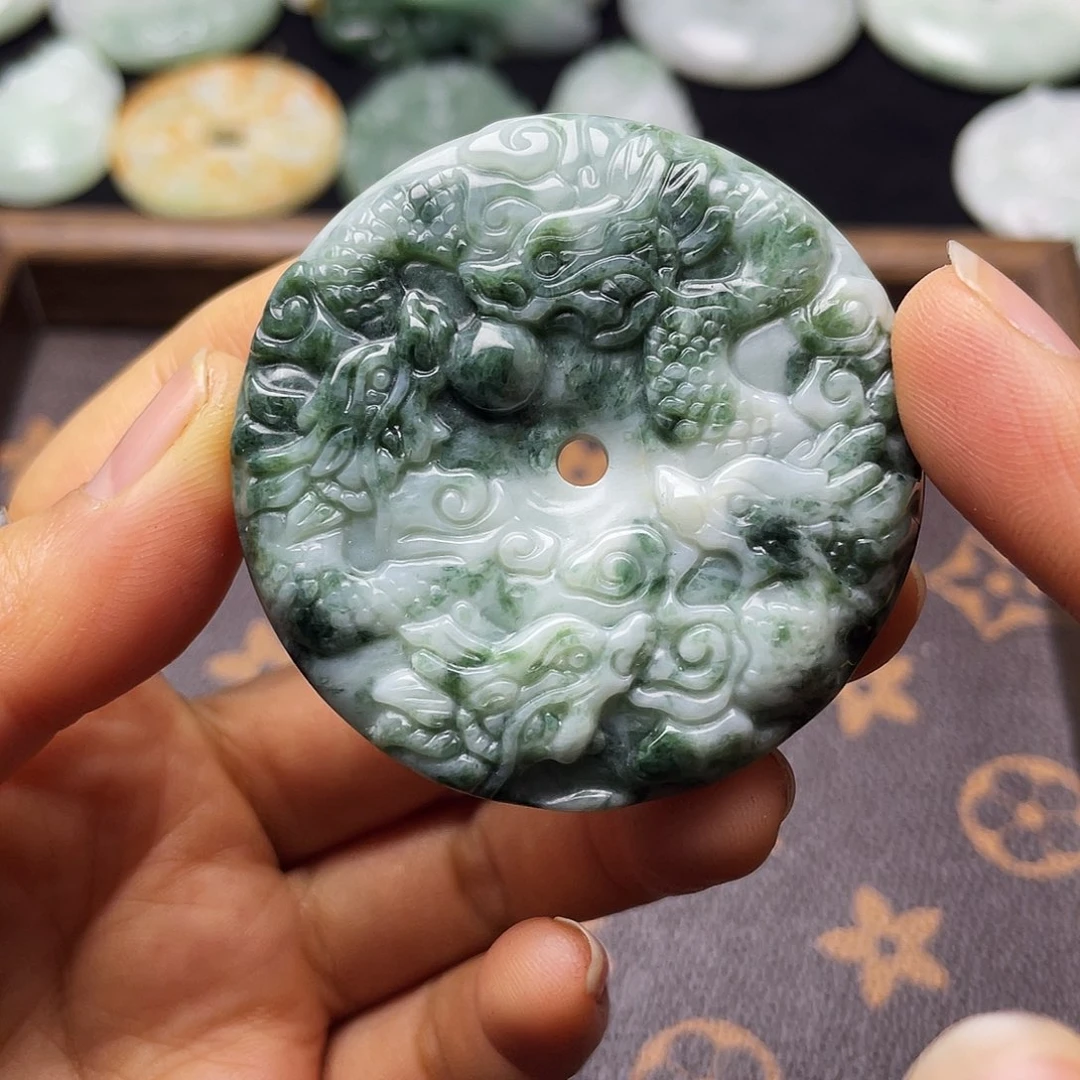 翡翠未镶嵌颈饰九龙