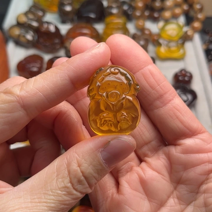 琥珀未镶嵌颈饰羊