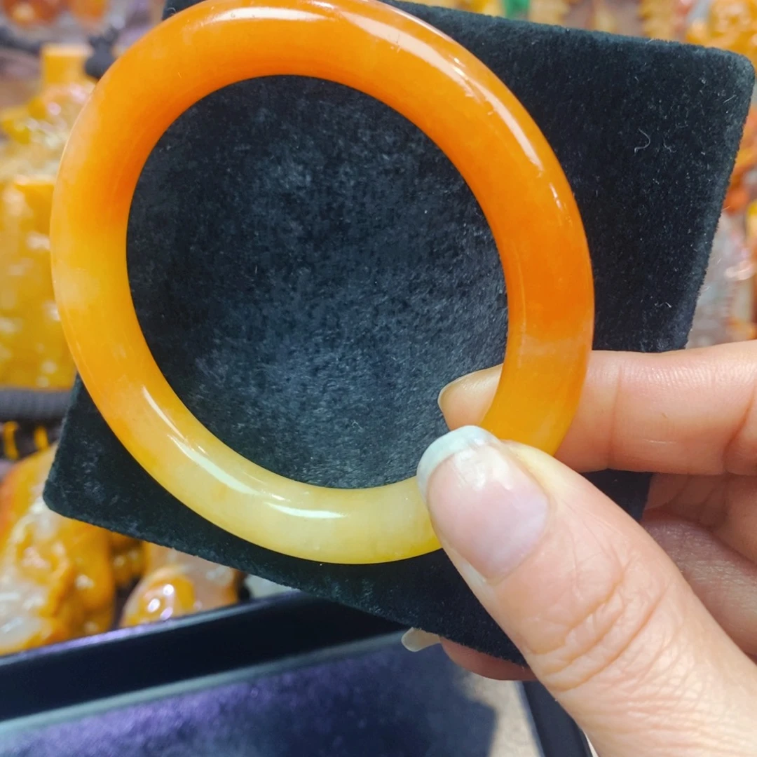 未镶嵌石英质玉（黄龙玉）颈饰