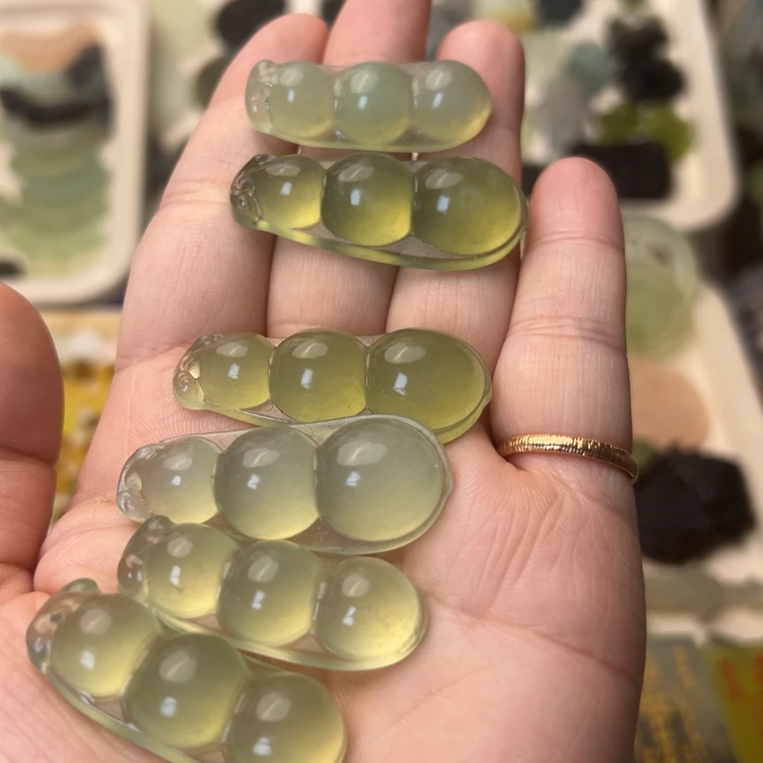 蛇纹石玉颈饰合金