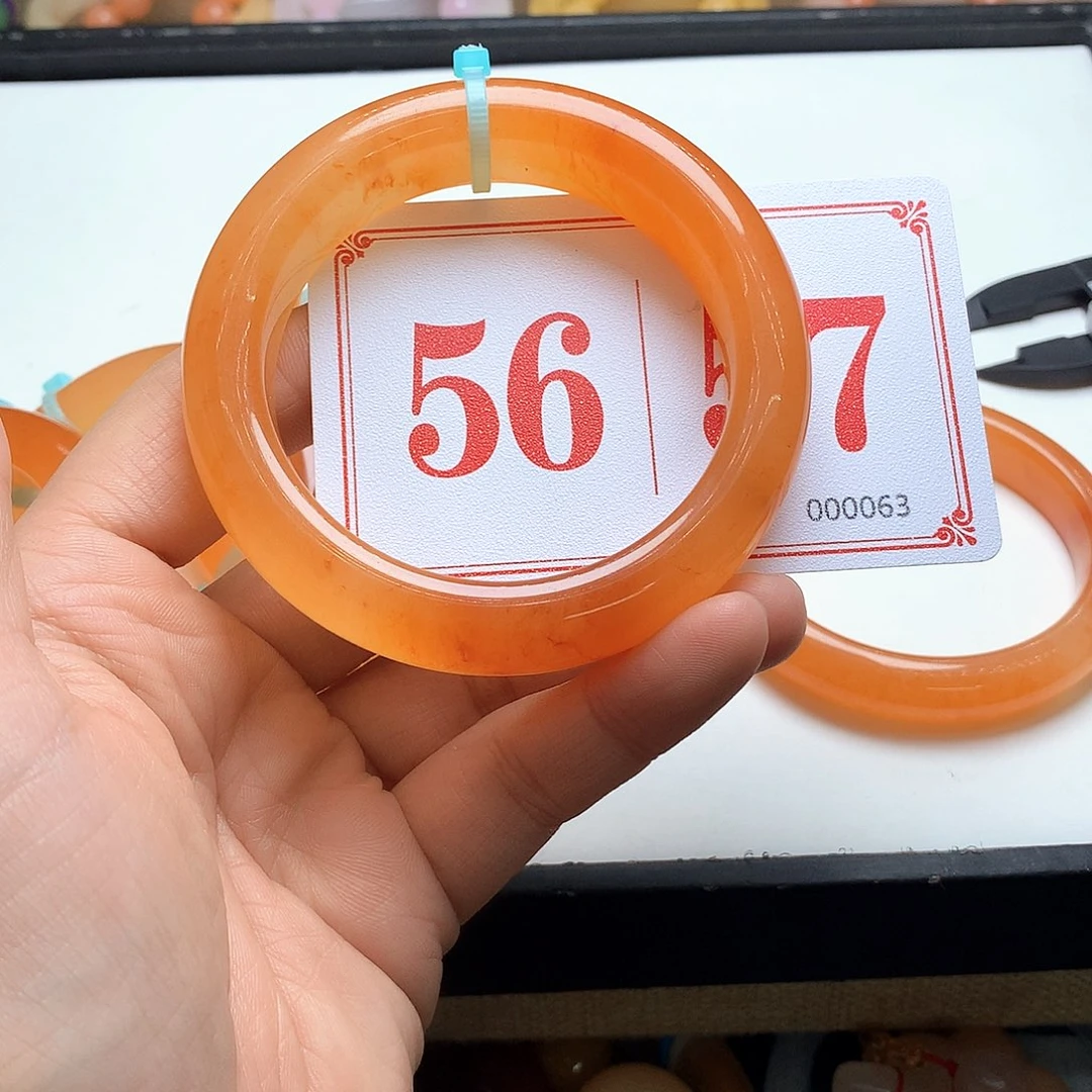 未镶嵌石英质玉（黄龙玉）手镯浅**盈