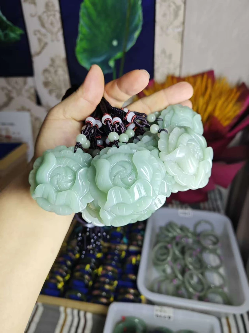 佘太翠的牡丹花吊坠