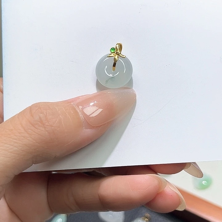 颈饰18K金镶嵌翡翠