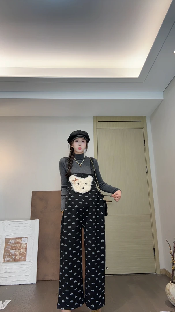 时尚孕妇秋冬新款背带裤洋气外穿显瘦气质宽松背带裤+打底衫套装