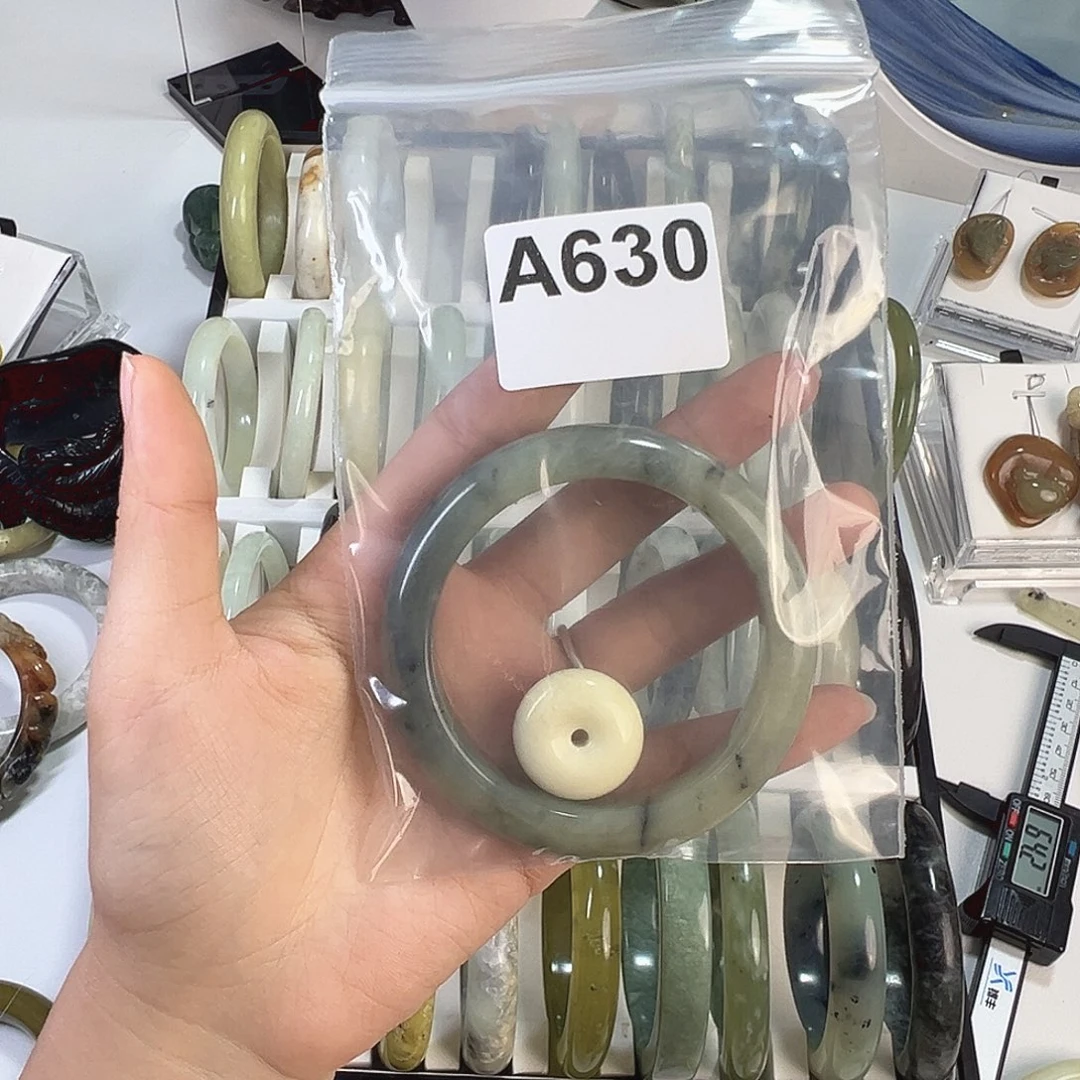 蛇纹石玉手镯未镶嵌王***?