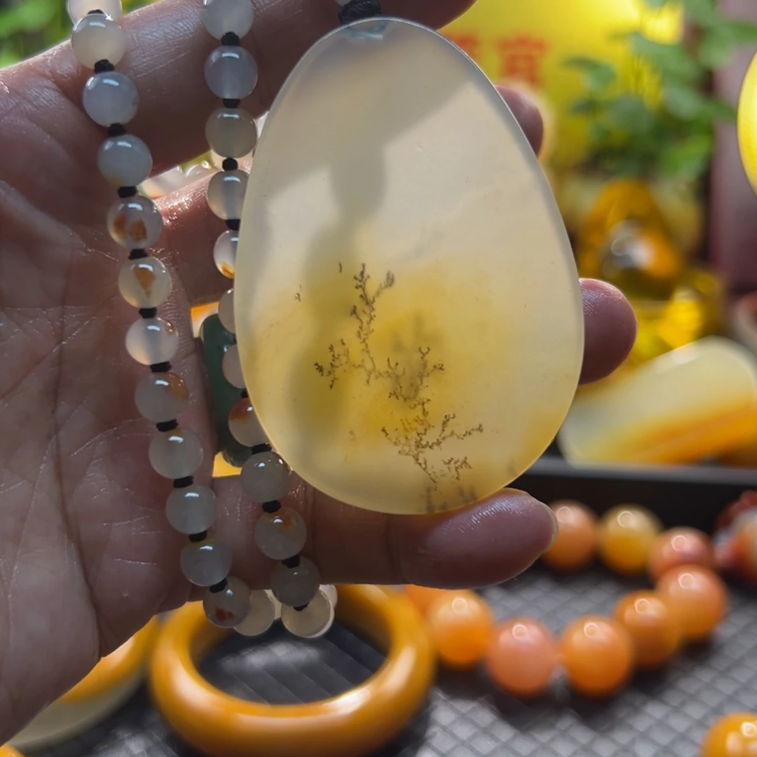 石英质玉未镶嵌颈饰