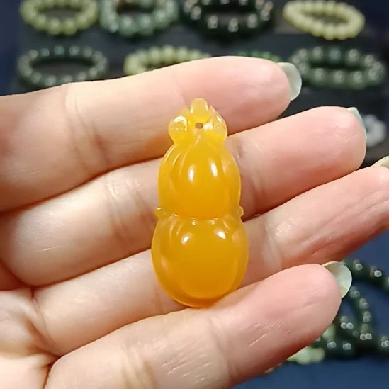 石英质玉（黄龙玉）未镶嵌颈饰葫芦