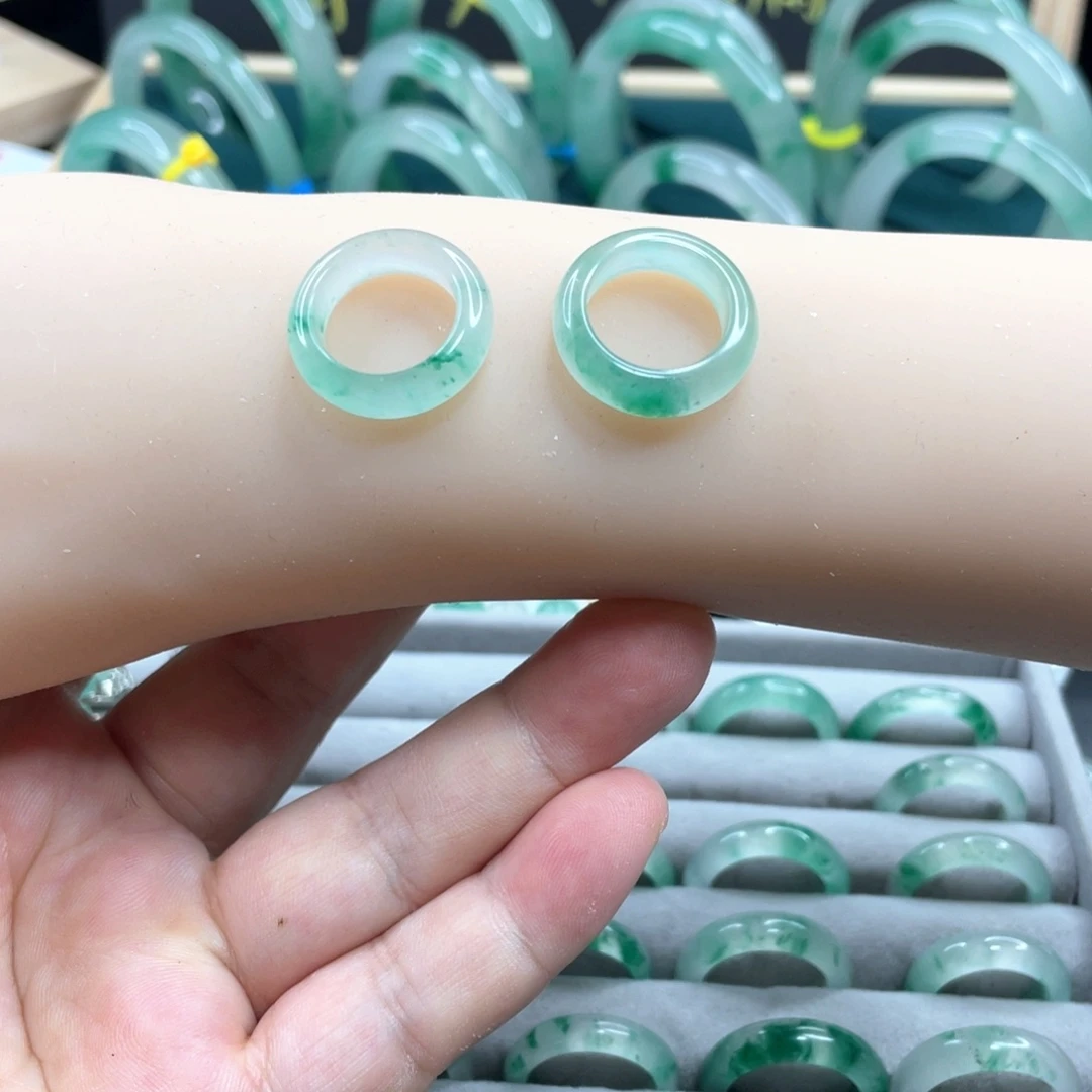 刃***蘅未镶嵌石英质玉戒圈