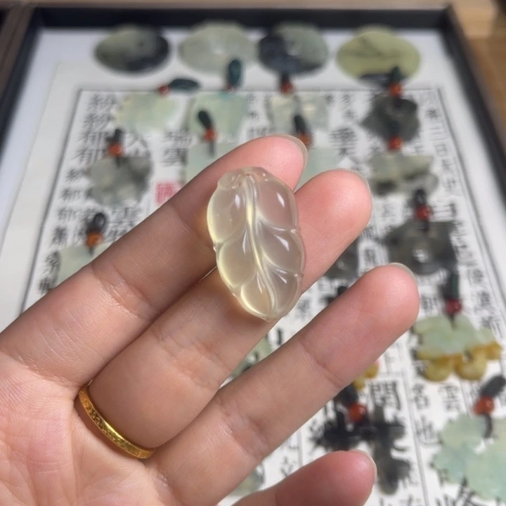 西***跑蛇纹石玉未镶嵌颈饰