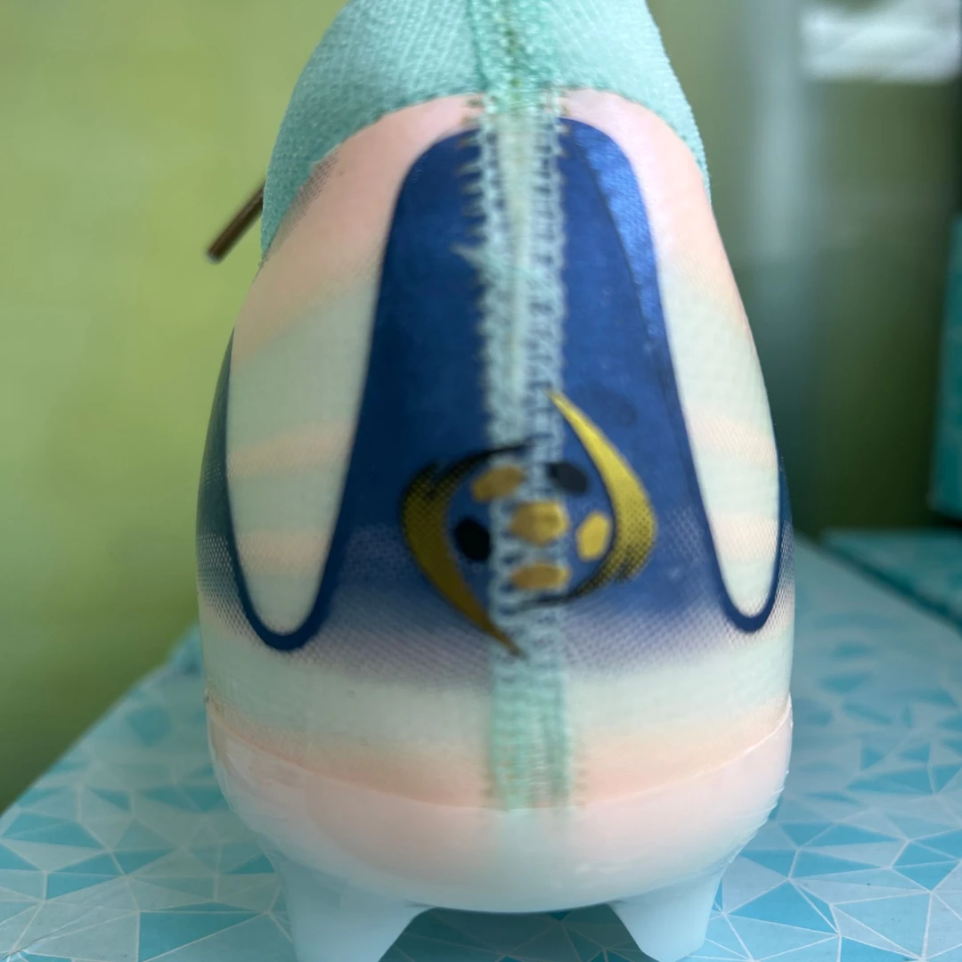 外贸断码足球鞋尾货