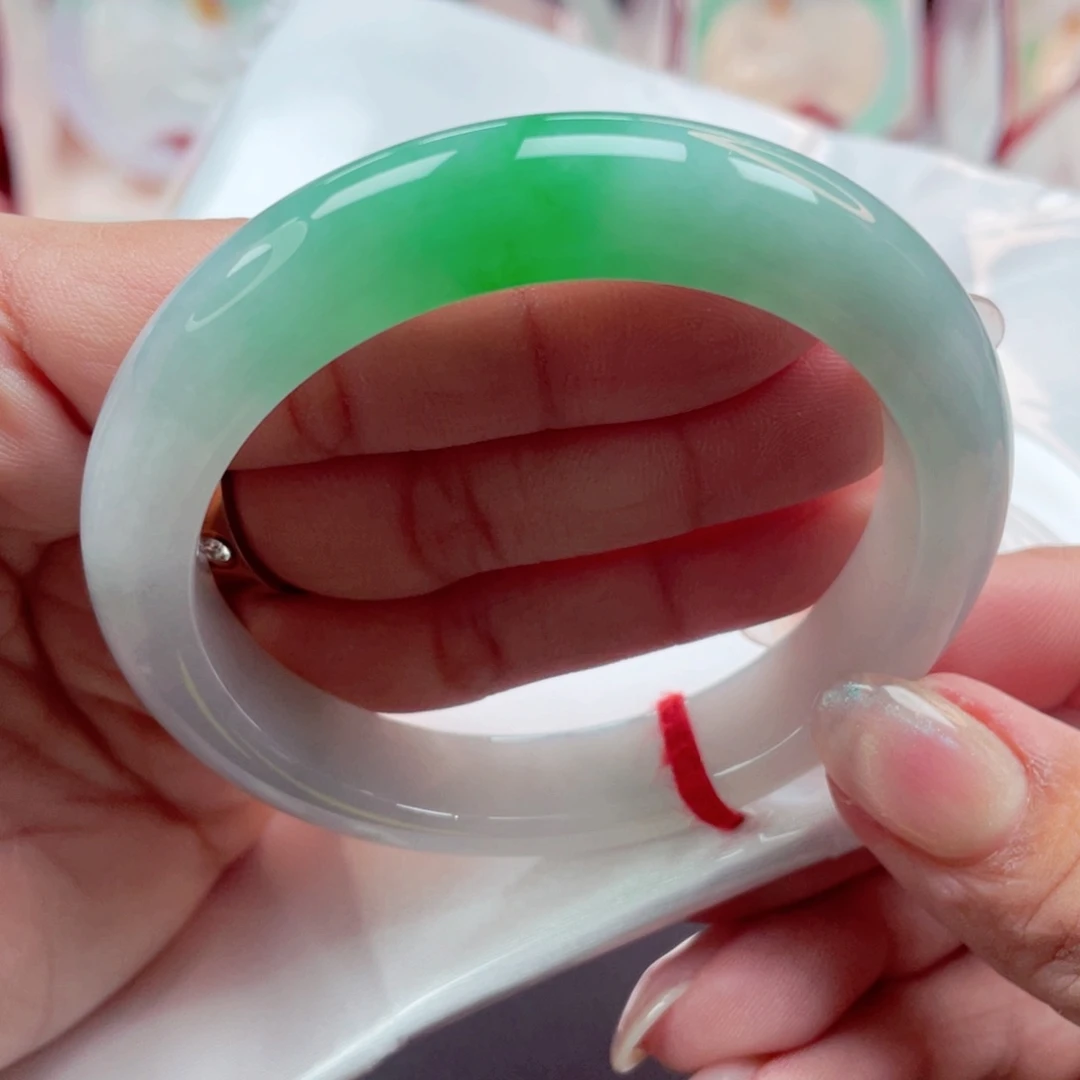 未镶嵌手镯翡翠在****?冰胶细腻飘辣绿白底青54必拍 敏