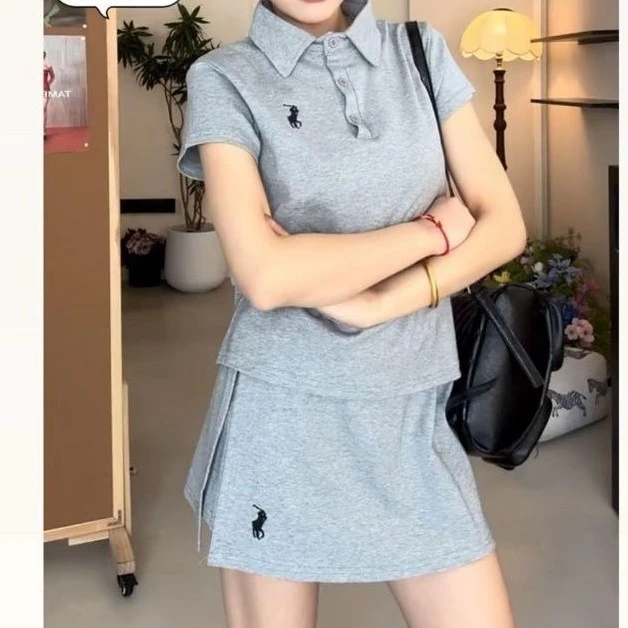 网红小马刺绣纽扣polo领短袖T恤+高腰短裙