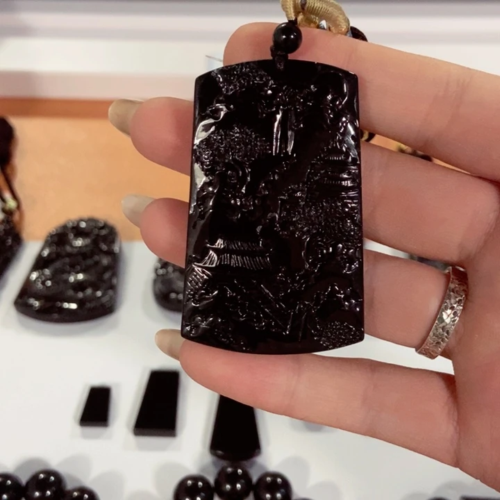 让***。翡翠未镶嵌颈饰翡翠