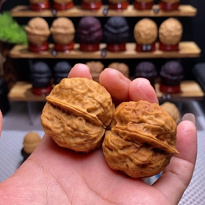 文玩核桃把件金尊龙脊69