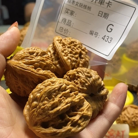 用***金桃核吊坠自产自销……