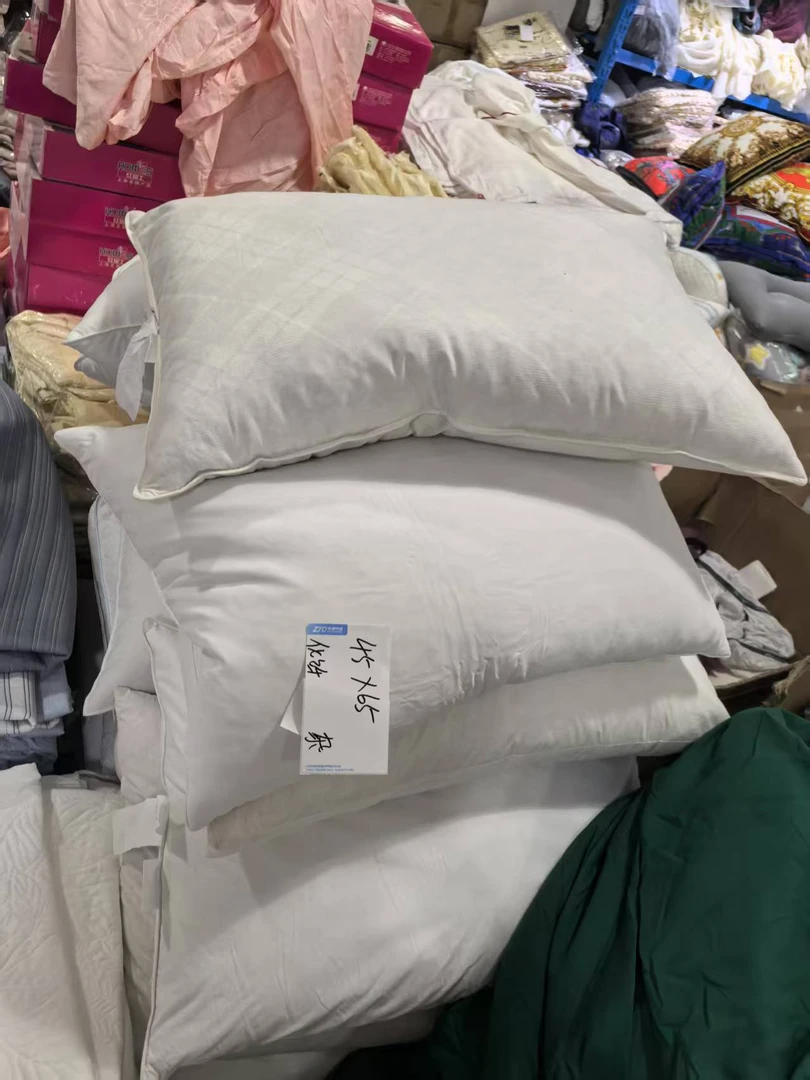《厚广家》3楼45×65杂款化纤羽毛枕 发1个 不挑款 微瑕疵