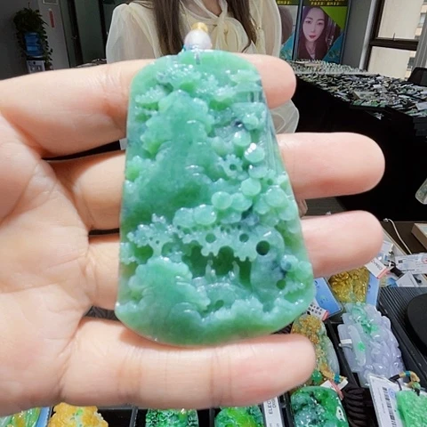 翡翠未镶嵌颈饰一个